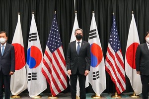 2月12日，時任韓外交部長官鄭義溶(左起)、美國務卿布林肯和日本外務大臣林芳正在舉行會談前合影留念。