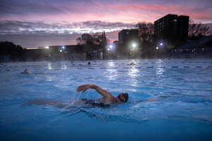 新冠疫情之下，公共泳池經營受到影響。