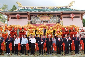 地方領導與理監事和諸位 嘉賓為鄭氏大宗祠重建落成 典禮剪綵。