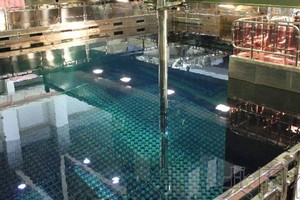 圖為東京電力福島第二核電站2號機組的乏燃料池。攝於2013年10月，由東電提供。（圖片：共同社）