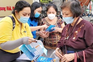 社保機關和市郵政局人員向民眾諮詢社保和醫保政策。