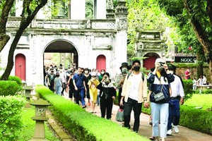 國際遊客參觀我國的名勝古蹟。