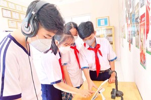 在平政縣興隆初中學校的胡志明文化空間。