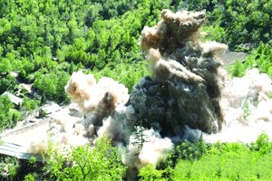 2018年5月，朝鮮炸毀豐溪里核子試驗場。