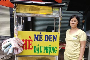 黃麗華在售賣芝麻糊。