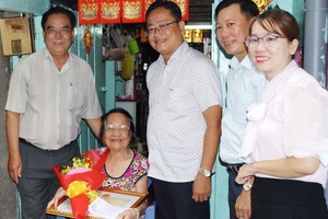 第十一郡郡委書記張國霖(右三)和郡高齡 人會主任朱杞文(左一)向華人老年人賀壽。