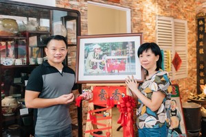 蓮姑的姪女李寶雲（右）向“西堤華人文化陳列室”贈送她縫製的香包。（孫壽康 攝）