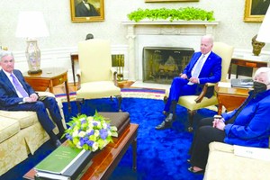 美總統拜登與美聯儲主席鮑威爾及財政部長耶倫會面，共同討論通貨膨脹問題。