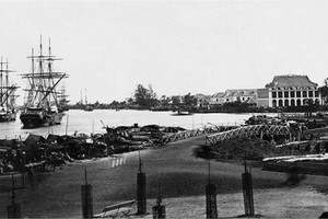 1911年6月5日，愛國青年阮必成以別名和水手身份登上了拉圖什·特雷維爾號商船，離開了芽龍港以前往歐洲、非洲、美洲等地，開始尋找救國之路。