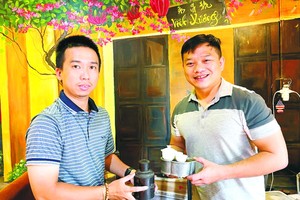 謝鎮豪（左）向“西堤華人文化陳列室”捐贈祖輩遺物。