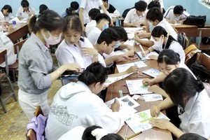 光正越華學校華文部的學生正在以成語來繪畫。