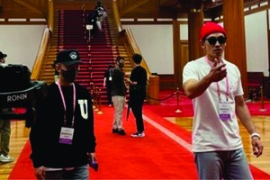 歌手Rain(頭戴紅帽)訪青瓦台。