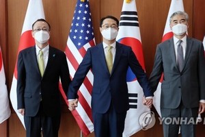 在韓國首爾，韓美日三國對朝代表舉行會晤。