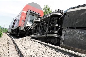 德國一客運火車脫軌致多人死傷