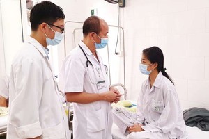 醫生慰問從非洲輸入的惡性瘧疾病人。