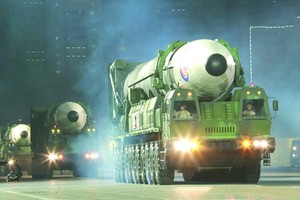 在朝鮮人民軍建軍90週年閱兵式亮相的“火星-17”型洲際彈道導彈。