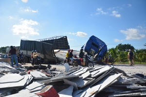 載石板卡車闖分隔攔致１號國道堵塞