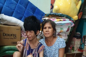 患上心臟病的駱家寶每天都要照顧生活不能自理的女兒。