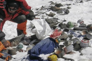 世界 4 座高峰清理超 33 噸廢棄物