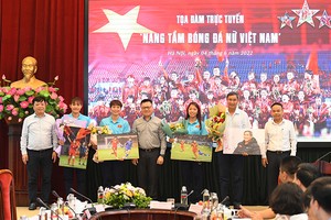 《人民報》社領導向越南女足隊代表贈送紀念品。