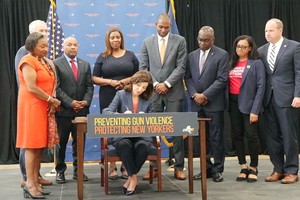 紐約州長簽署控槍法案