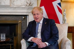  英首相約翰遜在黨內不信任投票中過關