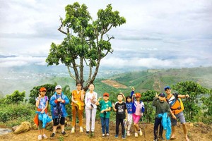 孩子們在林同省大平山上接近大自然。