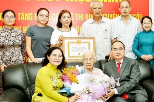 本市領導向吳氏惠同志頒授85年黨齡紀念章（2020年5月18日攝）。