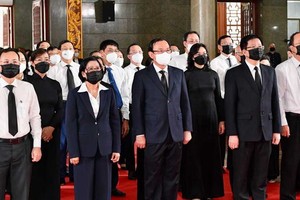 本市領導代表團前來弔唁。