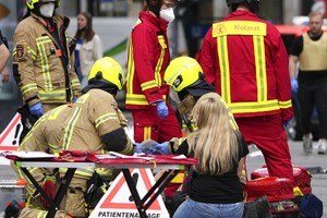 救援人員在協助一名傷者。