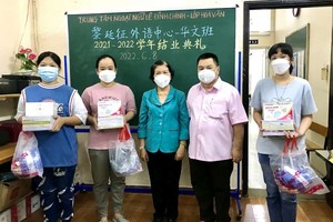 阮氏紅鶯校長與丁文森先生向優等生頒獎。