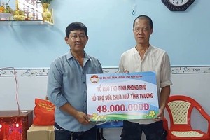 第八郡豐富會館理事會代表(左)向杜氏四家人贊助修建溫情屋經費。