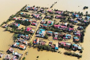 廣平省廣寧縣新寧鄉友新村完全被孤立於洪水之中。