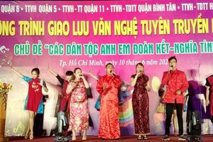 華人歌手合唱"勝利 雙手創"歌曲。