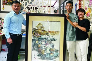 陳文海伉儷（右）向“西堤華人文化陳列室”捐贈作品。