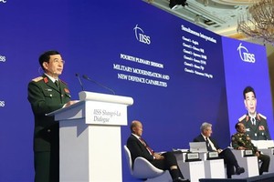 越南國防部部長潘文江大將在討論會上發言。