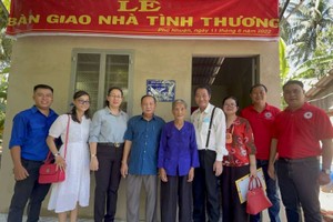 領導和嘉賓與茶山慶雲南院住持周華邦(左六)向貧困戶 移交“溫情屋”。