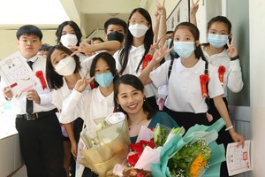 畢業生與老師合照。