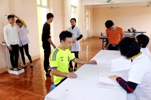 青年們在履行軍事義務進行體檢。