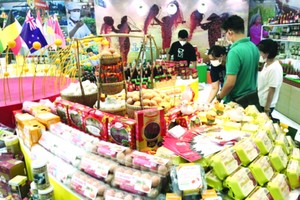 市民在超市選購蛋類。