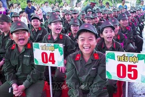 學生們參加暑假“軍事學期”。