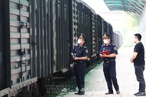 同登國際鐵路站口岸幹部在檢查進出口商品。