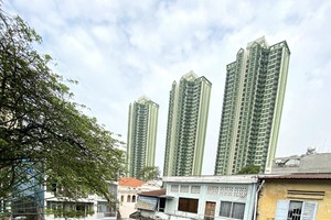 從公寓陽台往下看，首都街市到處都是一片 遮陽傘。