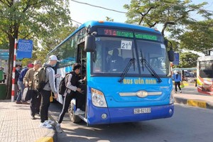 考生乘坐巴士。