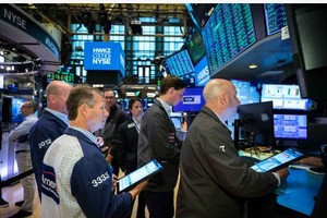 交易員在美國紐約證券交易所工作。