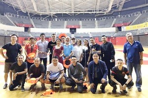 韓國乒乓球運動員來越南與第七郡新鋒坊乒乓球俱樂部交流。