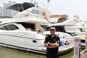 護理昂貴皮革物品的90後青年。