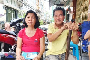 黎浩輝夫婦正等錢施手術。