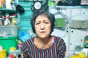 孫上妹在窄小的住房裡。