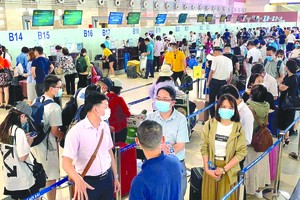 乘客辦理登機手續。